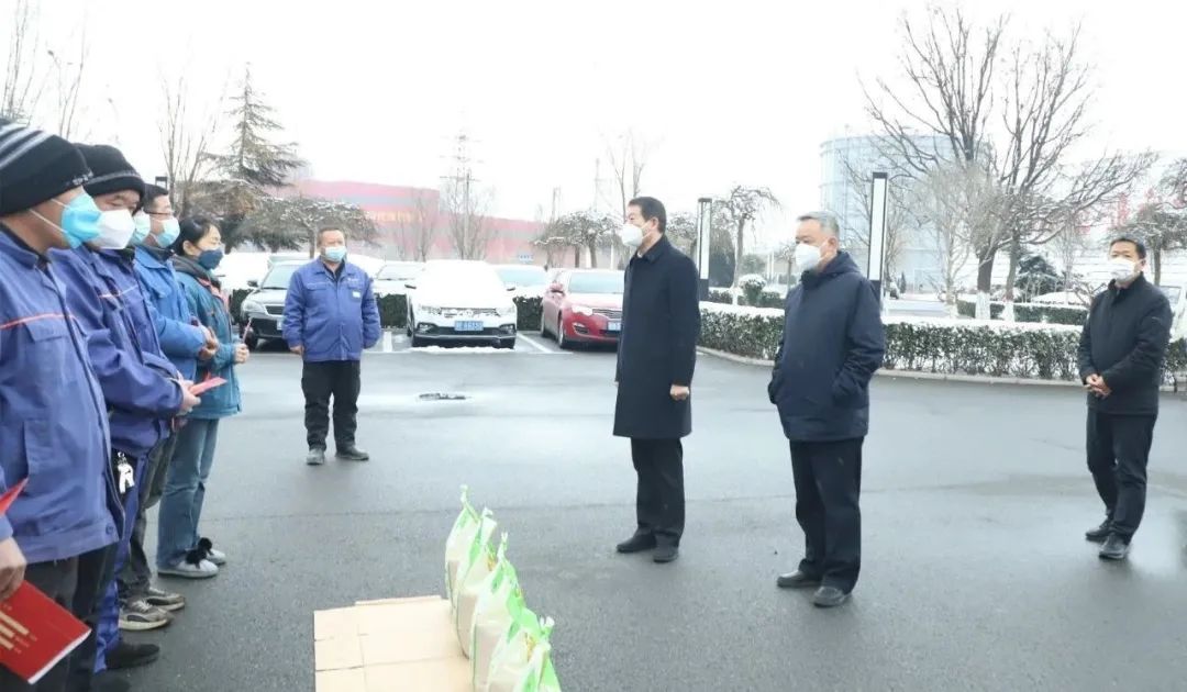王宝玉书记到乐玩(中国)看望慰问职工和劳模李静敏